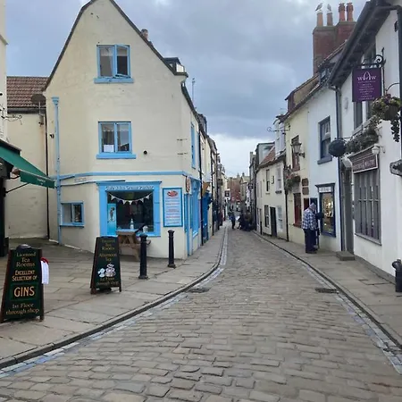 Lilyrose 3* Whitby
