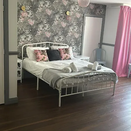 Lilyrose 3* Whitby